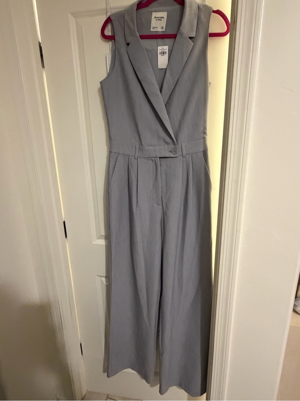 Med tall NWT Abercrombie & Fitch Sleeveless Wide-Leg Jumpsuit in Light Gray